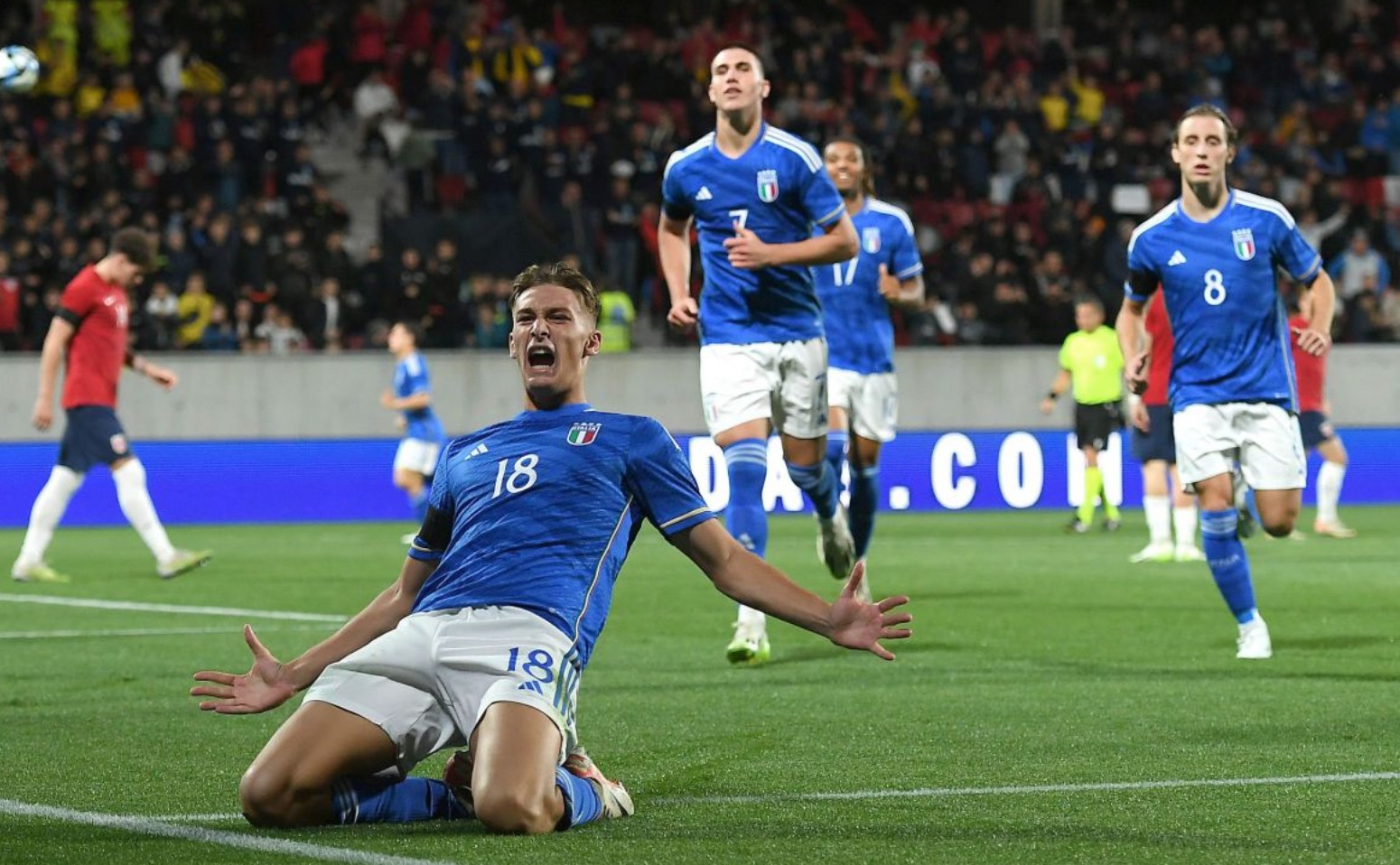 2025成都乒联混团世界杯，中国8-0胜韩，日8-3胜德，张本智和状态不佳，恐难晋级决赛。（2025成都乒联混团世界杯：中国8-0韩国、日本8-3德国，张本智和状态低迷，晋级决赛前景堪忧）