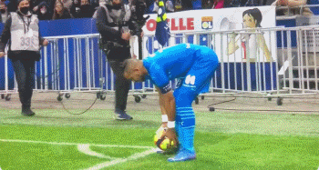 球员暖心动作感动全场