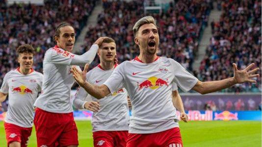 实现中超三连冠、队史第4冠，海港官方社媒发文庆祝（海港加冕中超三连冠、达成队史第四冠，官方社媒发文庆祝）