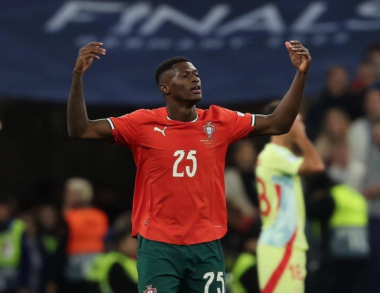 皮克：巴萨本赛季能竞争所有赛事的冠军，包括欧冠在内（皮克：本季巴萨有实力冲击各项锦标，欧冠也不例外）