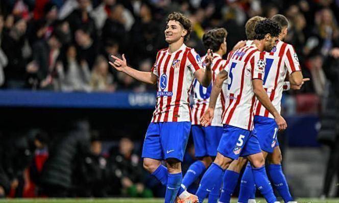 调皮二娃上线，穆勒庆祝夺冠时和25号队友高尔德顶牛假装受伤（穆勒夺冠庆祝又整活，与25号队友高尔德顶头后夸张装伤）