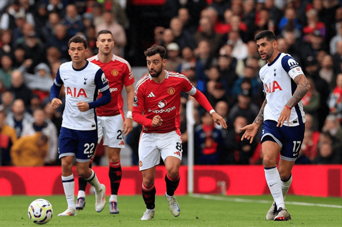 乔治娜晒在卡塔尔海边照片，蓝色紧身连衣裙尽显曼妙身姿（乔治娜晒卡塔尔海边美照，蓝色修身连衣裙彰显优雅曲线）