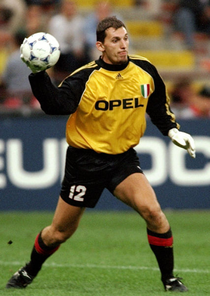 记者：申花携六外援出战广岛三箭，李可因伤未随队前往（记者：申花带六外援做客广岛三箭，李可伤缺未随队出征）