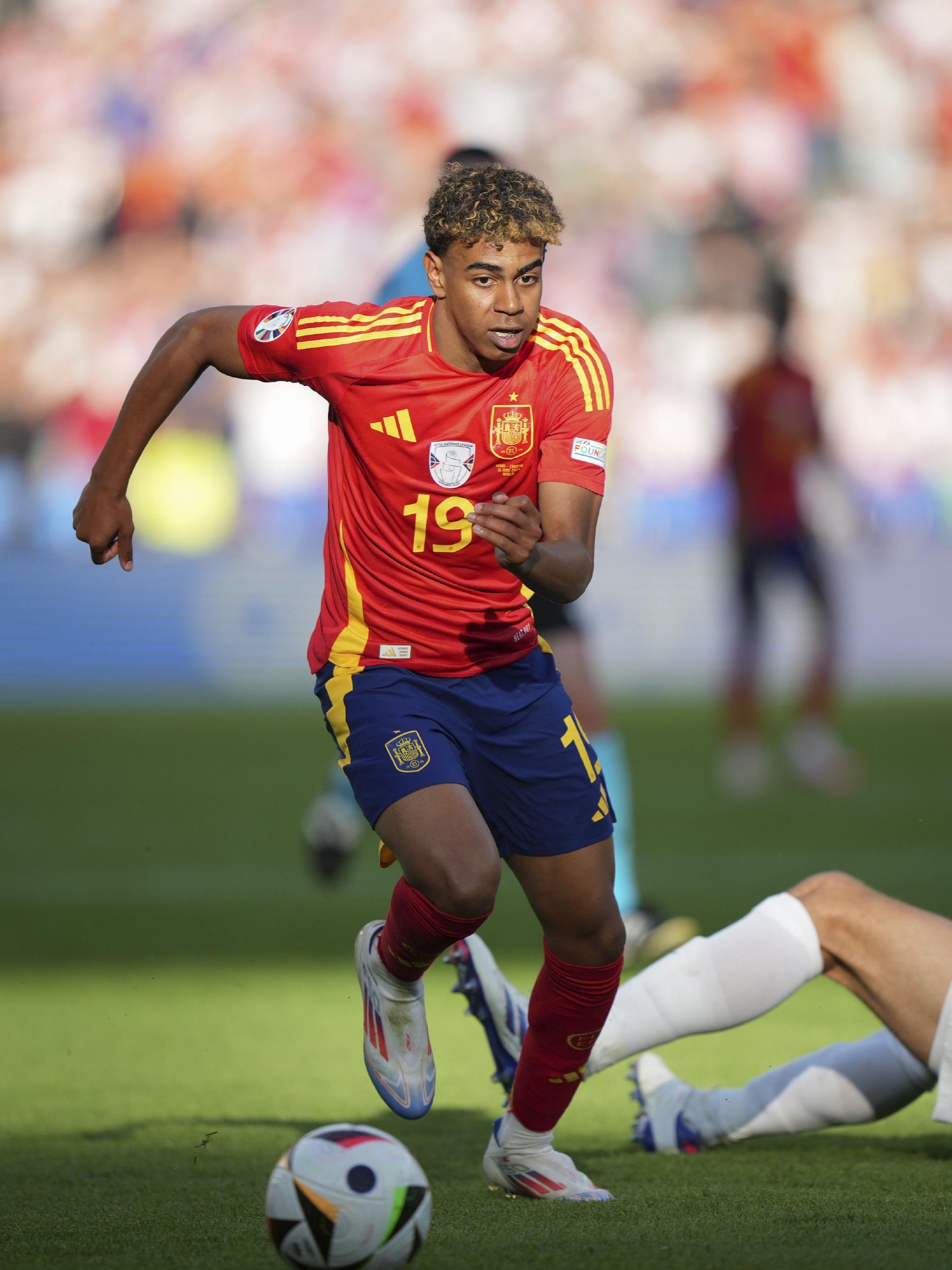 姆本扎：我和铁人签了两年合同，下赛季在中超继续为铁人效力（姆本扎：已与铁人签两年合同，下赛季将继续在中超为铁人征战）