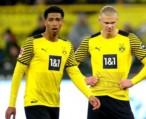 詹姆斯关键得分助湖人取胜（詹姆斯关键时刻发力，助湖人赢球）